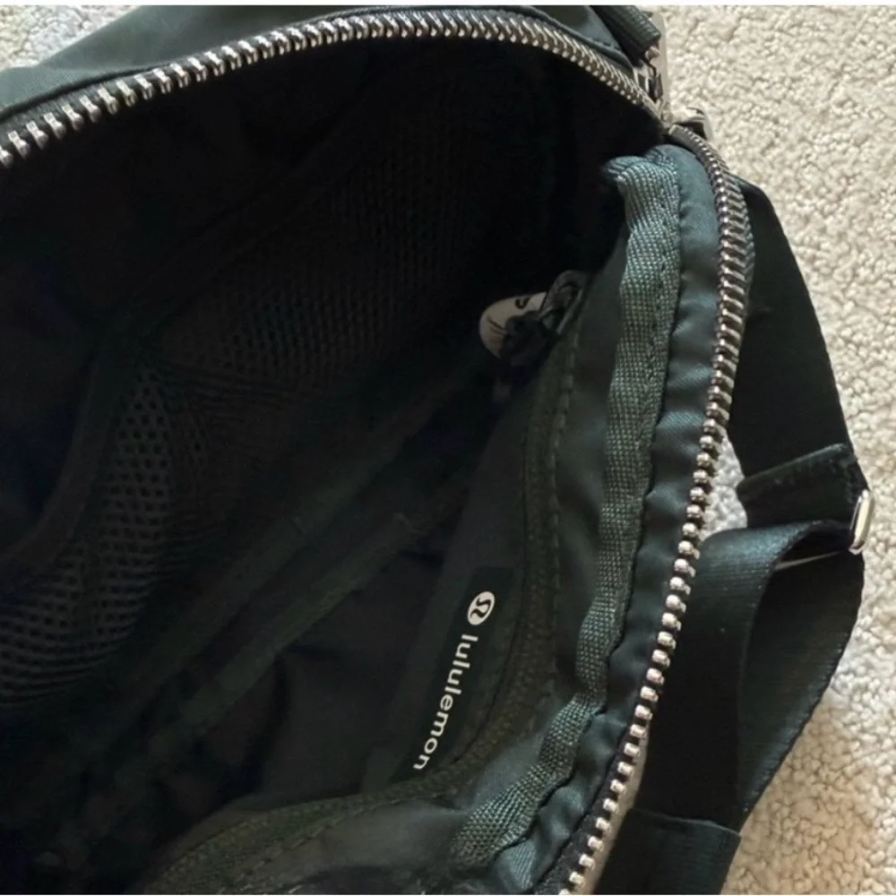 lululemon athletica Everywhere 2L Crossbody bag - Picture 5 of 6